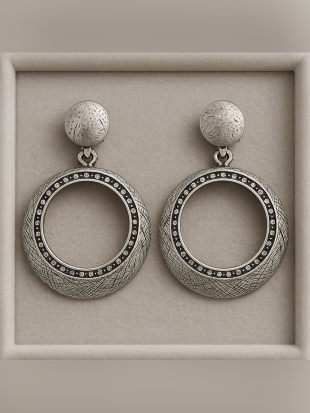 Premier Designs AVA Clip-on Matte Silver Earrings EUC 2 3/8" Long #387